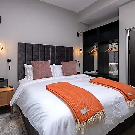 Montgomery House Aparthotel 4*